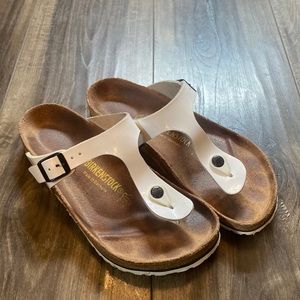 Birkenstock - Gizeh in white patent